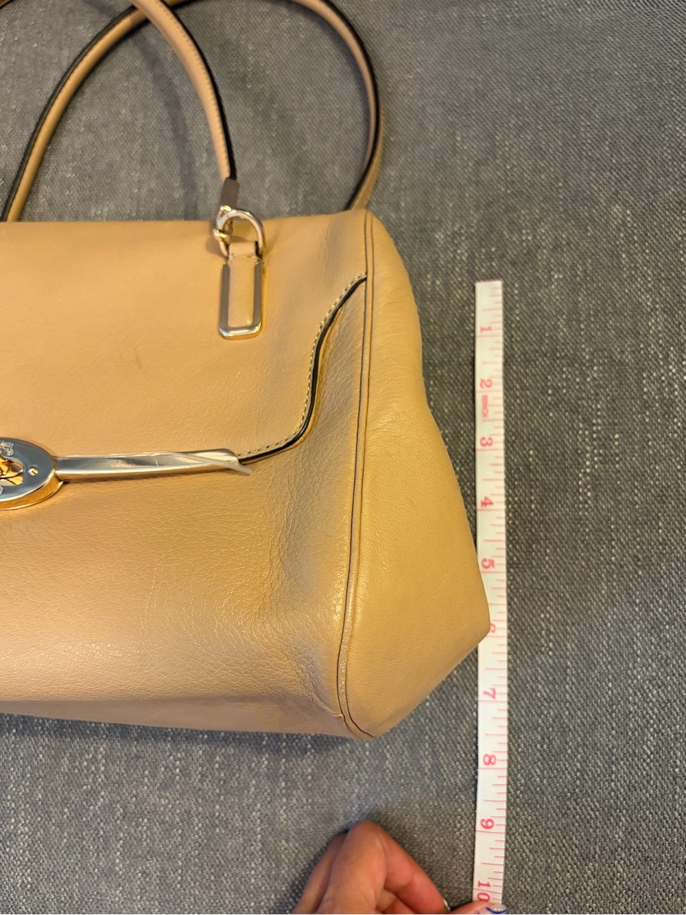 Coach Beige Pebbled leather Shoulder bag/ gold turn lock hardware - Picture 10 of 11